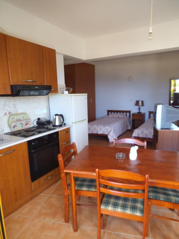 Yialos Apartments Pissouri Rum bild
